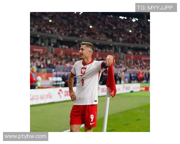 莱万状态火热欧冠赛场狂轰12球稳居射手榜首位